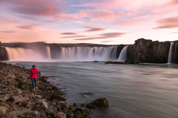 Mujer Pie Junto Río Frente Una Majestuosa Cascada Iluminada Por — Foto de Stock