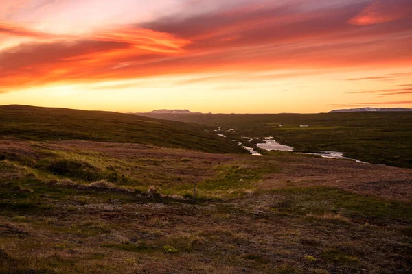 Valle Verde Cubierto Por Una Remota Granja Campo Islandia Bajo — Foto de Stock