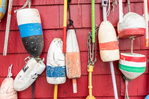 Primer Plano Coloridas Boyas Pesca Antiguas Que Cuelgan Pared Exterior — Foto de Stock