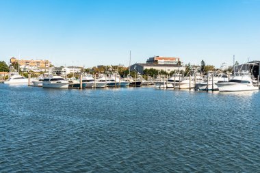Güneşli bir sonbahar sabahında motorlu yatları ahşap jettilere bağlı Marina. Hyannis, MA, ABD.