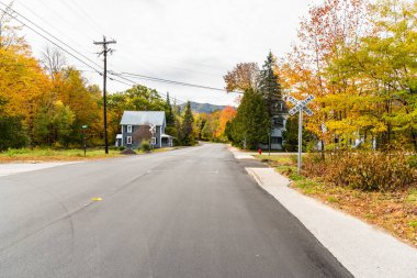 Bulutlu bir sonbahar gününde dağlarda küçük bir kasabada demiryolu geçidi. Barlett, NH, ABD.
