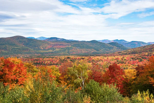 Bela Paisagem Montanha Arborizada Durante Temporada Cores Outono Dia Parcialmente — Fotografia de Stock