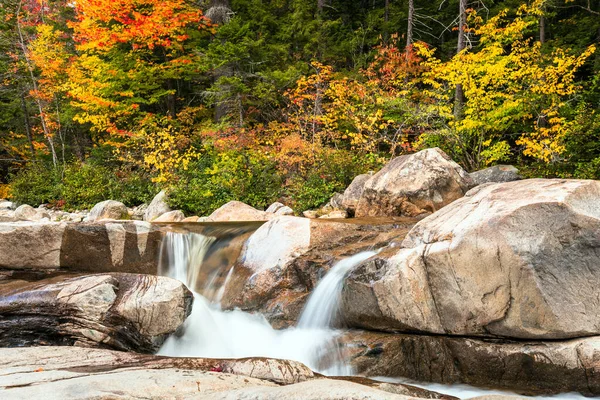 Beautful Waterval Een Bos Herfst Prachtige Herfstkleuren Achtergrond White Mountain — Stockfoto