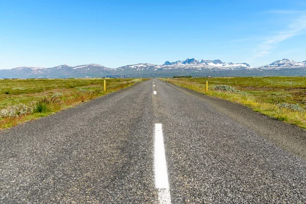 Deserto Strada Diritta Montagne Sotto Cielo Blu Una Giornata Estiva — Foto Stock