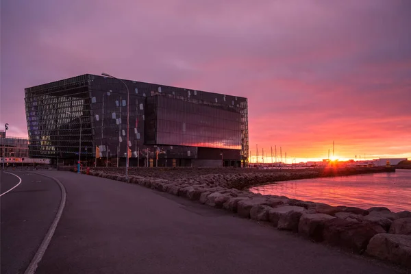 Reykjavik Islandia Julio 2020 Sala Conciertos Harpa Paseo Marítimo Iluminados —  Fotos de Stock