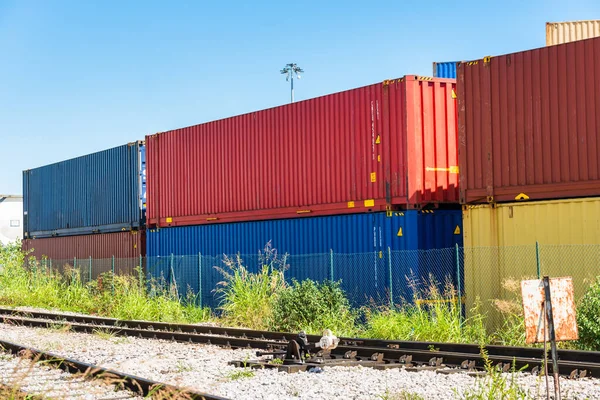 Stapel Vrachtcontainers Een Omheinde Goederenterminal Een Zonnige Zomerdag Spoorwegen Staan — Stockfoto