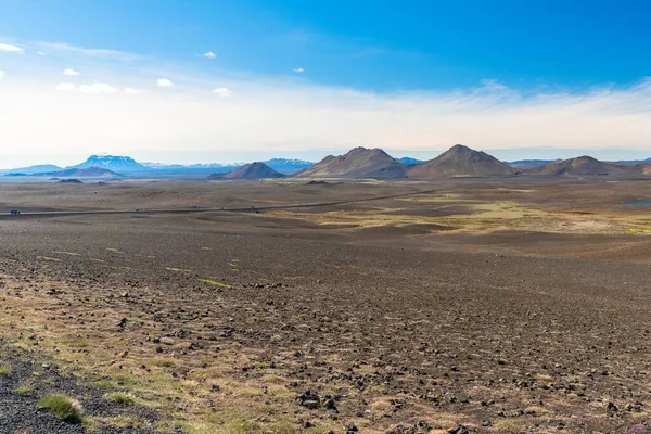 Paysage Volcanique Aride Traversé Par Une Route Dans Nord Islande — Photo