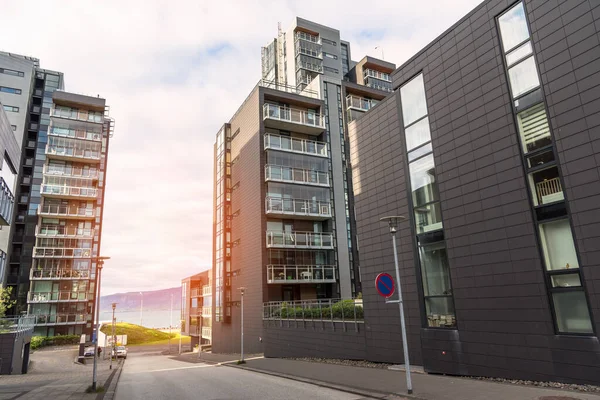 Neue Hochhäuser Direkt Wasser Die Bei Sonnenuntergang Durch Eine Straße — Stockfoto