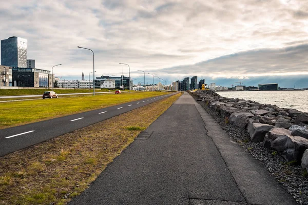 Pista Beira Mar Paralela Uma Ciclovia Uma Grande Estrada Urbana — Fotografia de Stock