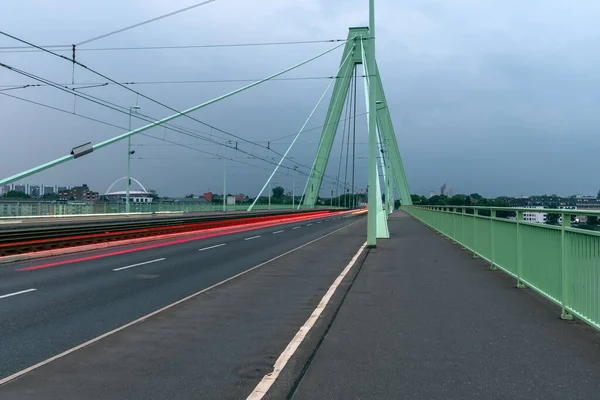Порожня Доріжка Велосипедна Доріжка Проходять Дорозі Через Висячий Міст Хмарного — стокове фото