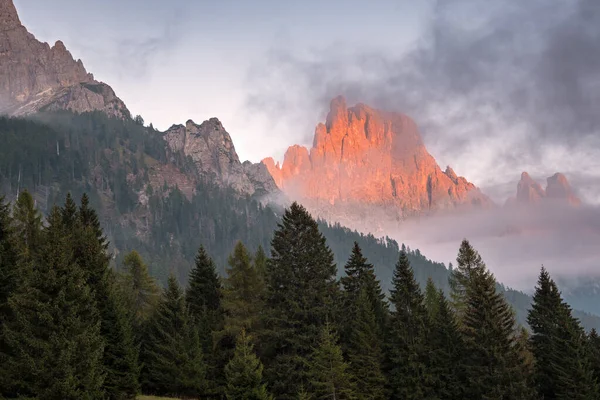 Sziklás Csúcs Ragyogó Naplemente Fény Dolomitok Egy Ködös Őszi Este — Stock Fotó