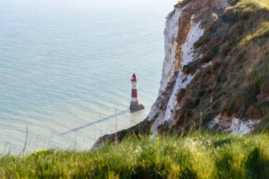 Beachy Head deniz fenerinin manzarası baharda gün batımında tebeşir uçurumunun tepesini oluşturur. Eastbourn, İngiltere.