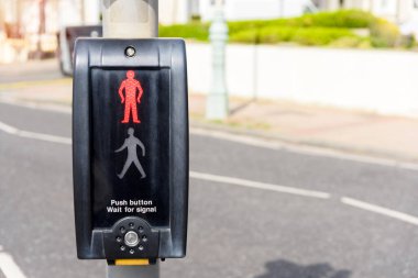 Güneşli bir bahar gününde şehir merkezinde kırmızı ışıkta yaya geçidini kapatın. Brighton, İngiltere, İngiltere.