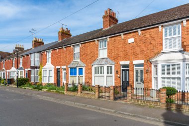 Geleneksel kırmızı tuğlalı teraslı evler, güneşli bir bahar gününde koyu pencereli. Çavdar, İngiltere, İngiltere.