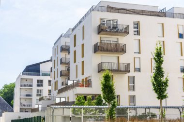 Parçalı bulutlu bir yaz gününde modern apartman binaları. Rouen, Fransa.