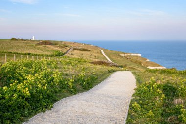 Baharda gün batımında boş uçurum kıyısı yolu. Dover, İngiltere, İngiltere.
