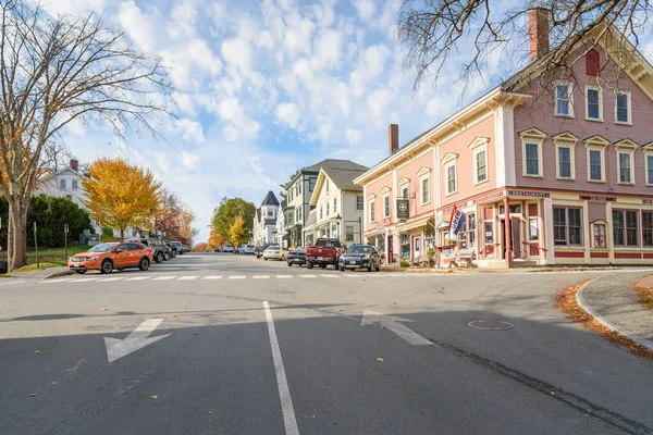 Castine, ME - 24 Ekim 2024: 00 tarihi binalar ve dükkanlarla çevrili ana cadde manzarası. Castine, Maine 'deki en eski topluluklardan biri ve yerleşimciler en az 1600' lerden kalma. Ayrıca en eski ikinci işletme postanesine de ev sahipliği yapar..