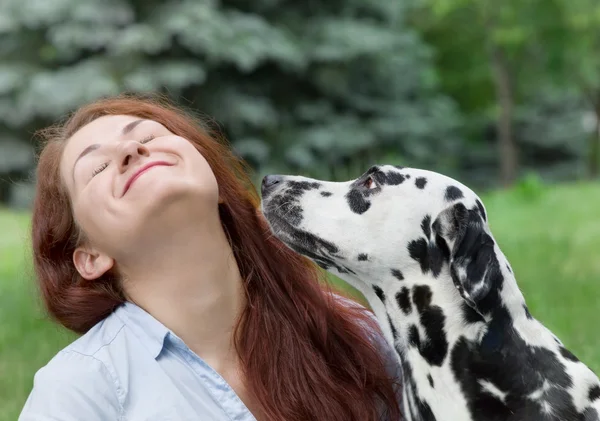 Perro va a besar a su dueño - - mujer joven — Foto de Stock