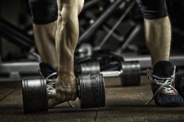 Spor. Tanınmayan güçlü atlet egzersiz yapmaya gidiyor 