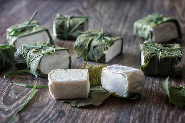 Artesanato de queijo de leite de vaca e cabra. Cabeça de queijo Fotografia De Stock