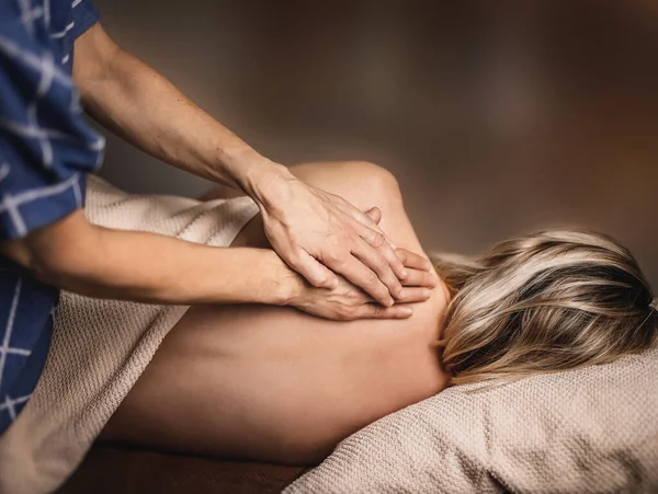 Una mujer recibiendo masaje —  Fotos de Stock