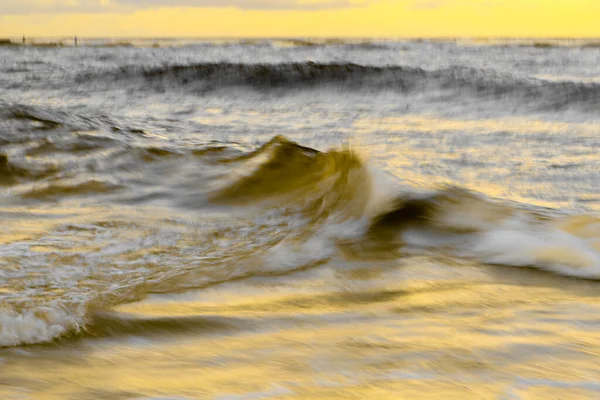 Bewegung verschwimmt abstrakten Wasserhintergrund in Grau und Gelb — Stockfoto