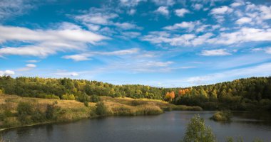 Sonbahar manzara mavi gökyüzü ile
