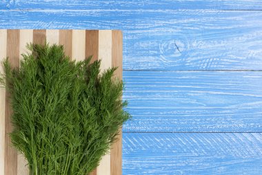 ahşap kesme tahtası üzerinde taze dereotu