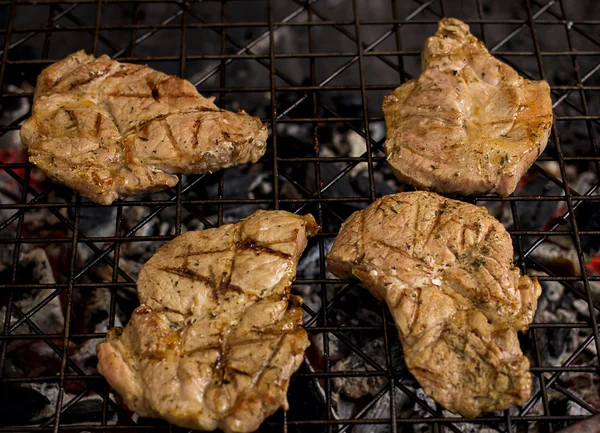 Cocinar carne en la parrilla —  Fotos de Stock
