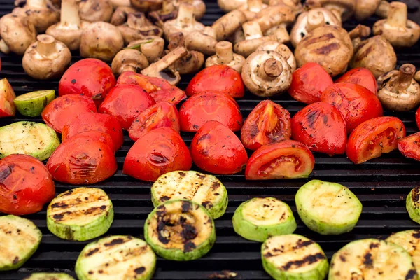 Comida vegetariana, verduras a la parrilla —  Fotos de Stock