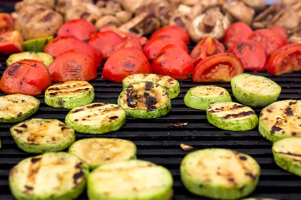 Comida vegetariana, verduras a la parrilla —  Fotos de Stock