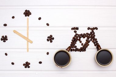 Saat ve bisiklet kahve çekirdekleri ile rakamlar