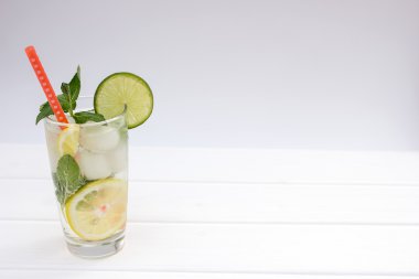 Beyaz ahşap üzerine serin ev yapımı limonata