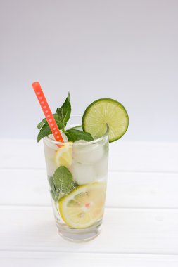 Beyaz ahşap üzerine serin ev yapımı limonata