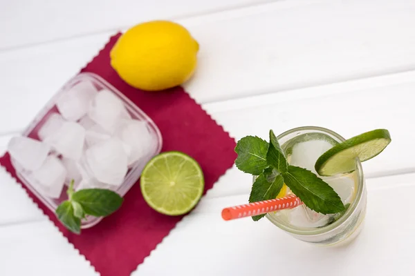 Homemade cool lemonade on white wood — Stock Photo, Image