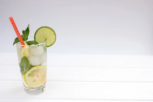 Beyaz ahşap üzerine serin ev yapımı limonata