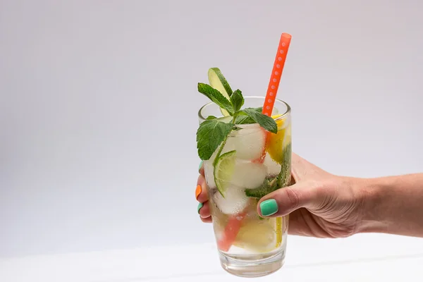 Beyaz ahşap üzerine serin ev yapımı limonata