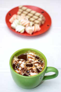 Sıcak kakao krema ve tarçın ile