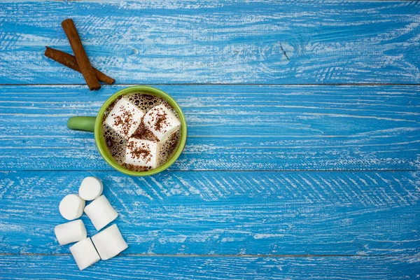 Sıcak kakao krema ve tarçın ile