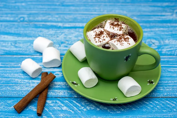 Sıcak kakao krema ve tarçın ile