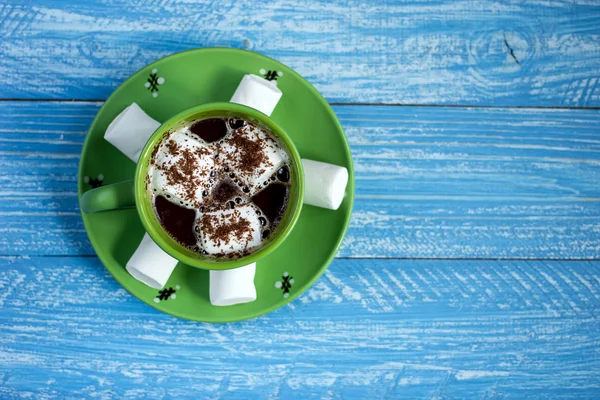 Sıcak kakao krema ve tarçın ile