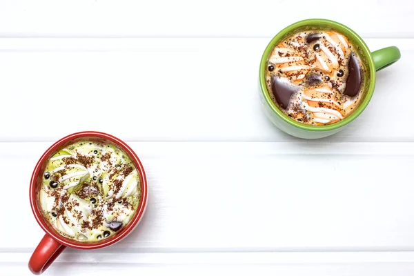 Sıcak kakao krema ve tarçın ile