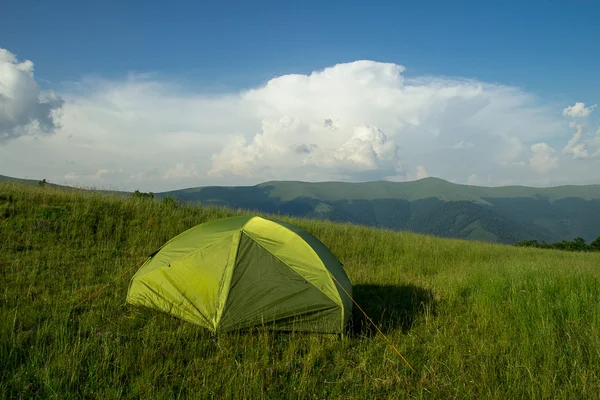 Acampar nas montanhas selvagens — Fotografia de Stock