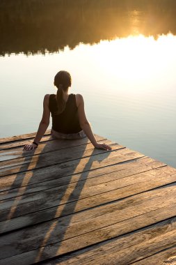 dinlendirici doğa genç kadın