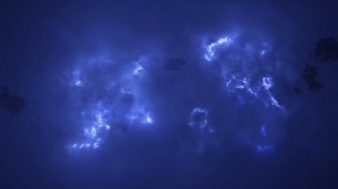 Bulutların altında mavi yıldırım.