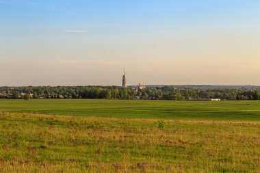 Tepelerde bahar ile il Rus şehir görünümünü