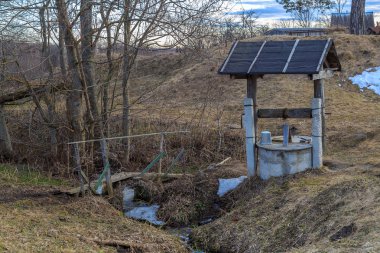 Kuyu ve köprü erken Bahar