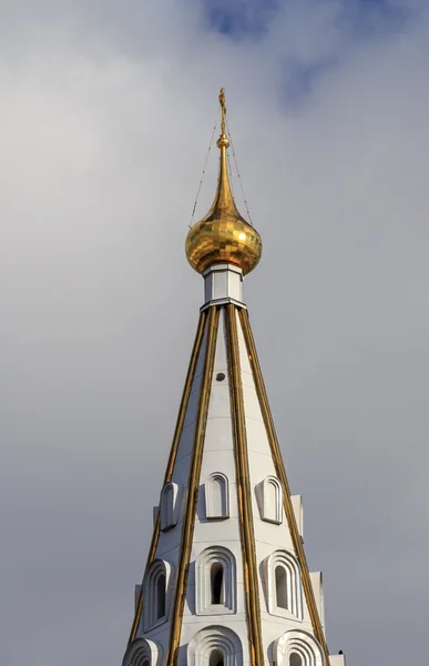 La parte superior de la iglesia ortodoxa rusa — Foto de Stock