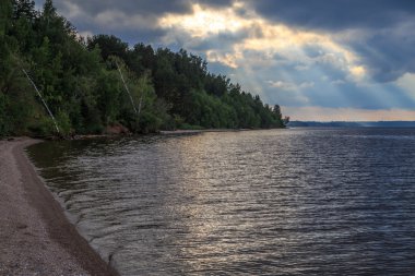 Büyük Rus nehir Volga, bir yaz gecesi