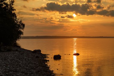 Volga Nehri, güneş batmadan yoğun bulutlar arasında ufuk arkasında on Sunset